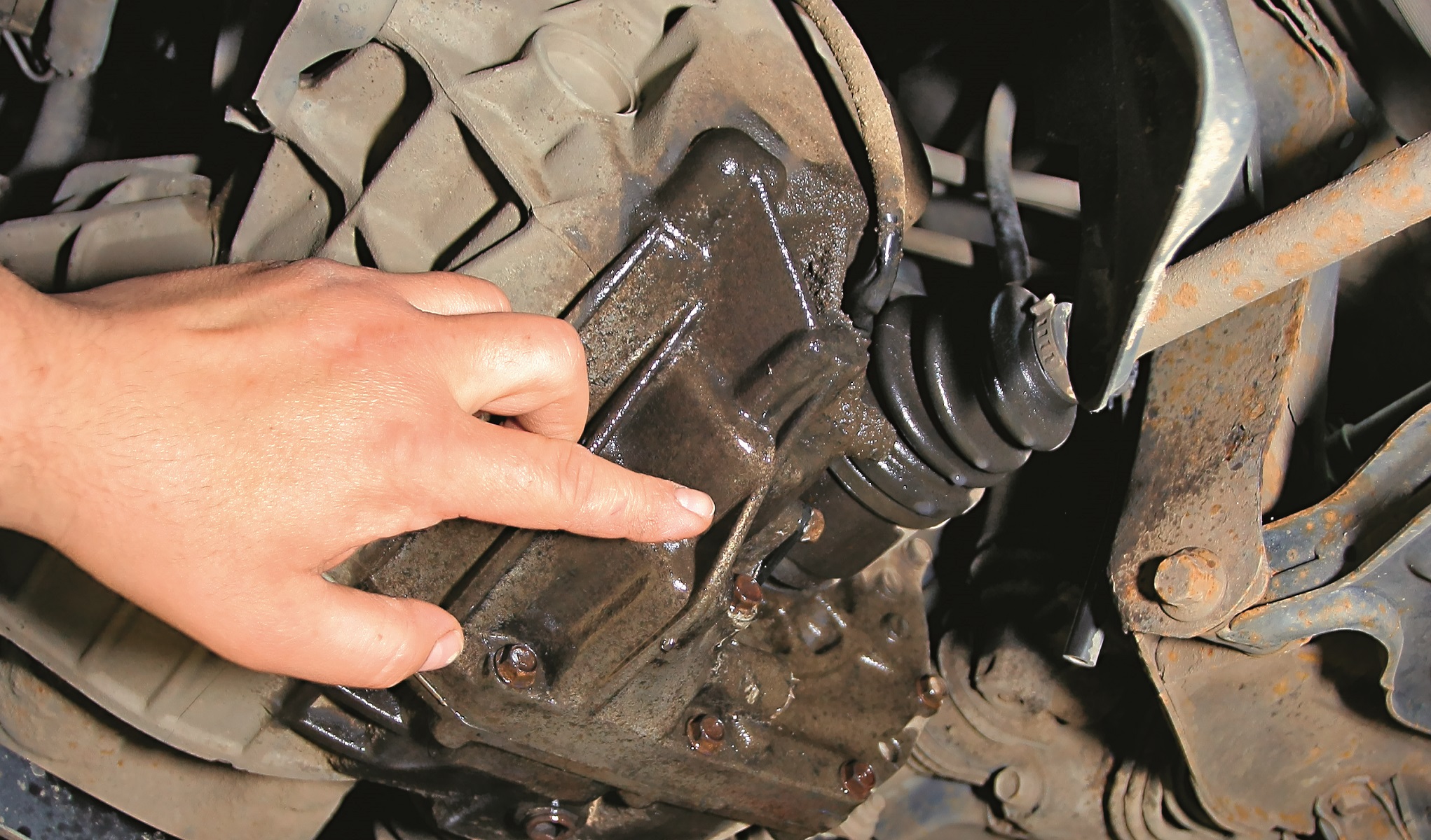 Rozległe wycieki oleju z zespołu napędowego