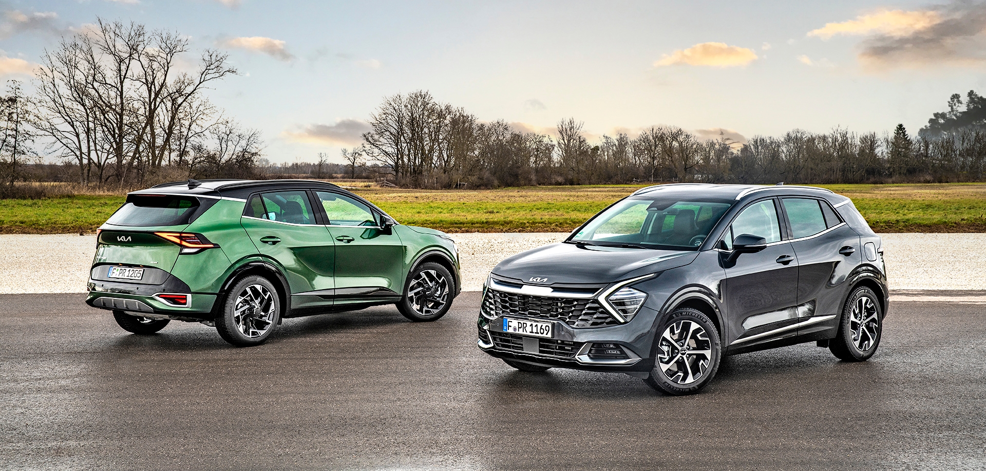 dwie Kie Sportage – od tyłu i od przodu