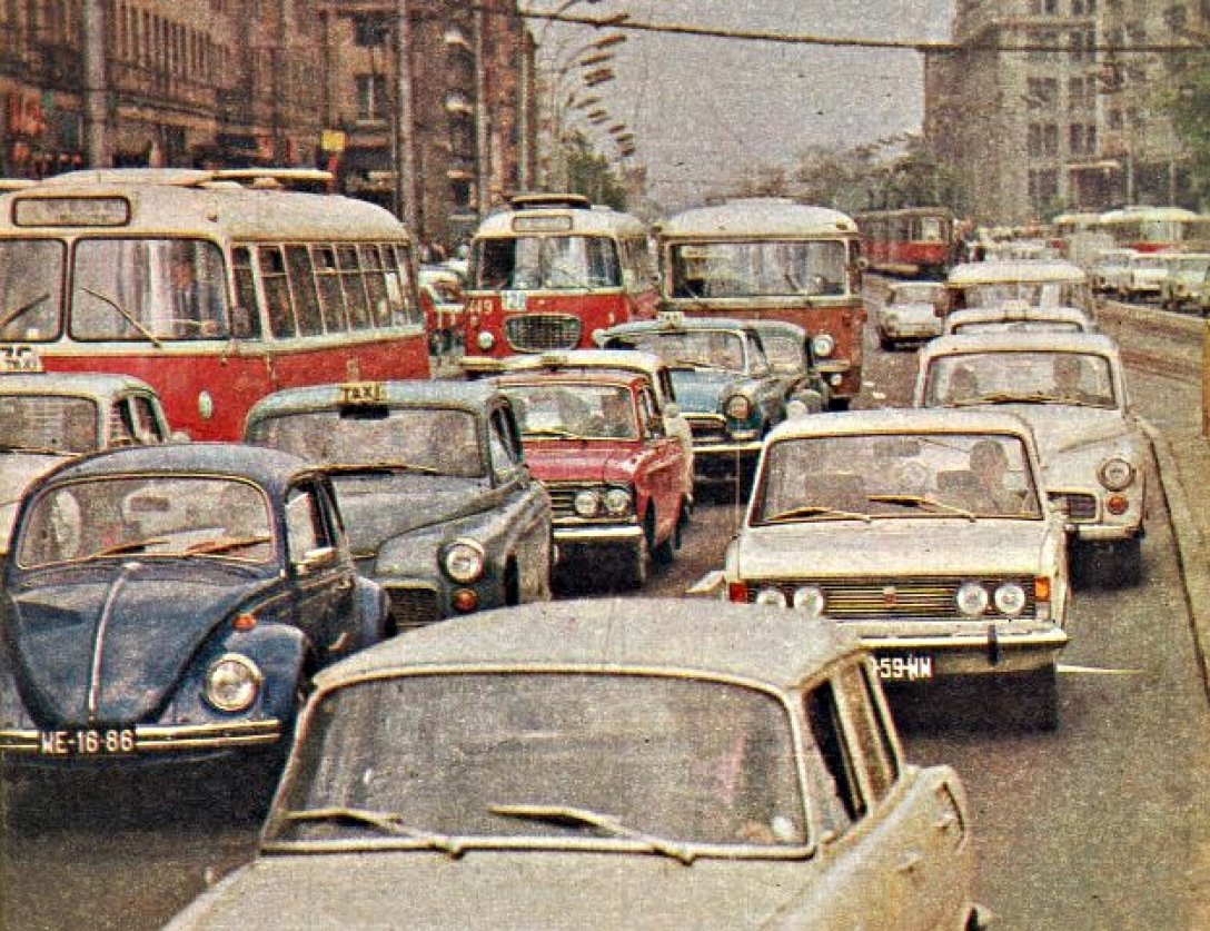 samochody na ruchliwej ulicy w Polsce lata siedemdziesiąte XX w.