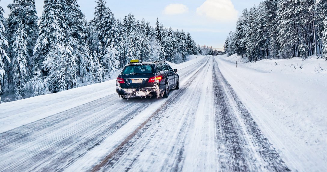 samochód jadący po zaśnieżonej drodze widok z tyłu