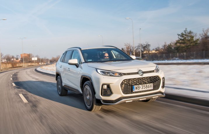 Suzuki Across 2.5 Plug-in Hybrid – przód i bok w ruchu zimą