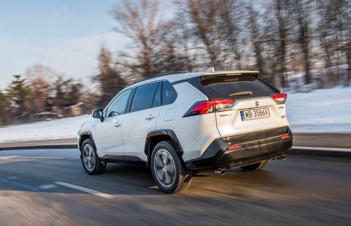 Suzuki Across 2.5 Plug-in Hybrid – tył i bok w ruchu zimą