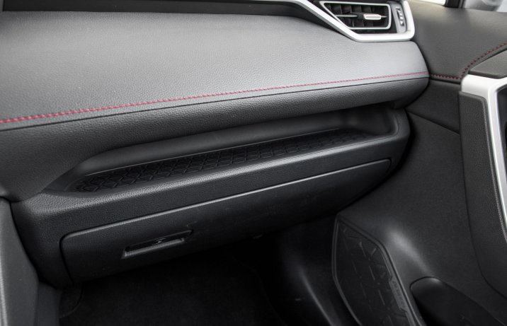 Suzuki Across 2.5 Plug-in Hybrid – półka przed pasażerem