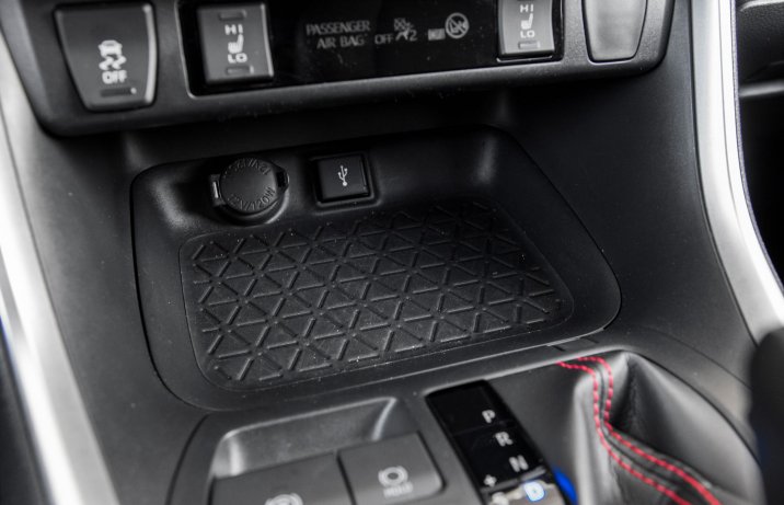 Suzuki Across 2.5 Plug-in Hybrid – półka pod konsolą środkową