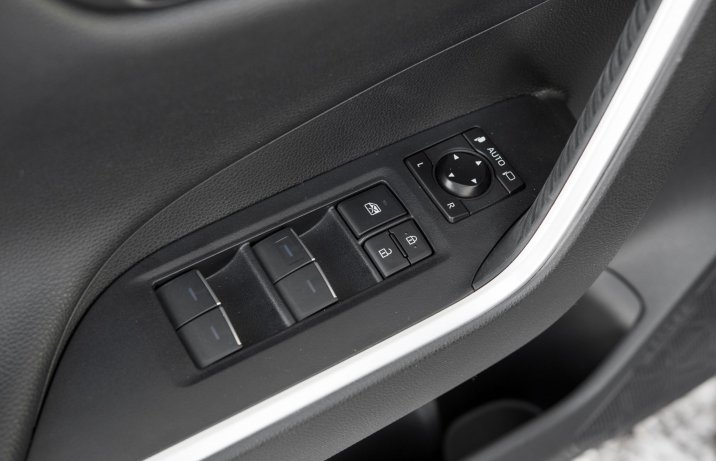 Suzuki Across 2.5 Plug-in Hybrid – sterowanie szybami