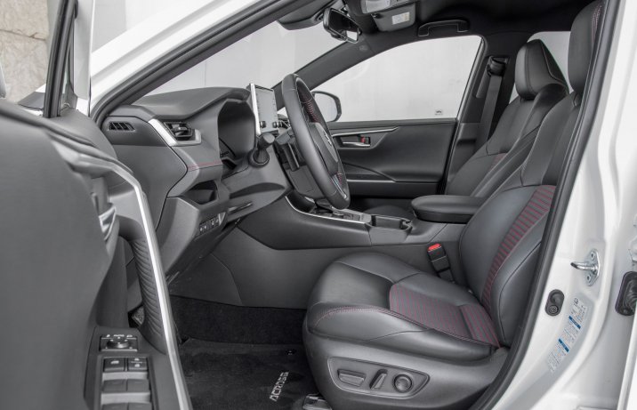 Suzuki Across 2.5 Plug-in Hybrid – fotele