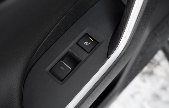 Suzuki Across 2.5 Plug-in Hybrid – podgrzewanie siedzeń kanapy