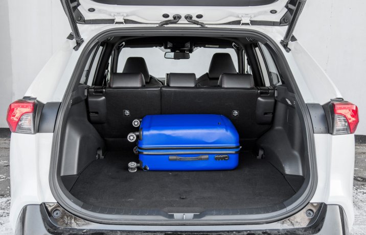 Suzuki Across 2.5 Plug-in Hybrid – bagażnik z walizką