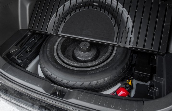 Suzuki Across 2.5 Plug-in Hybrid – bagażnik z kołem zapasowym