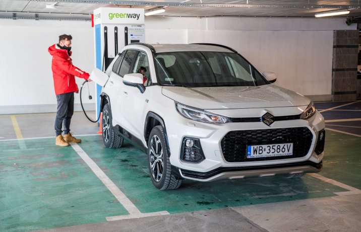 Suzuki Across 2.5 Plug-in Hybrid – ładowanie