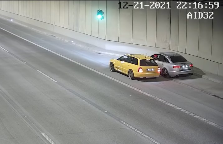 samochody na pasie awaryjnym i w zatoczce w tunelu pod Ursynowem