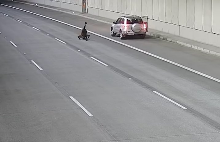 stawanie na głowie w tunelu pod Ursynowem