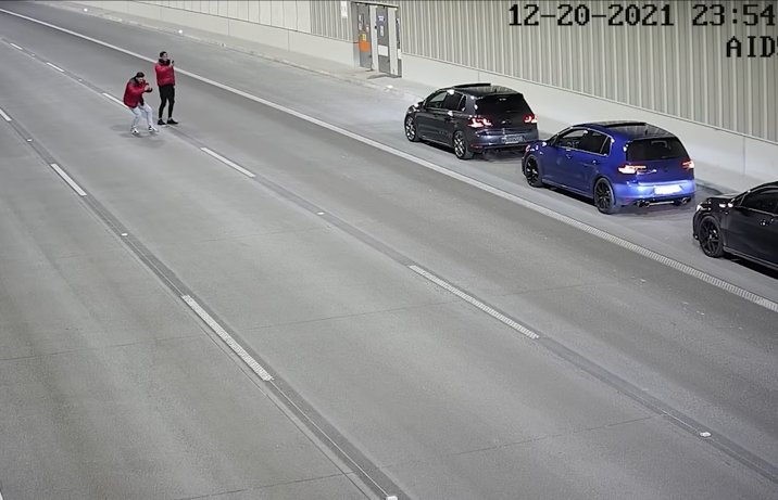 sesja zdjęciowa trzech samochodów w tunelu pod Ursynowem