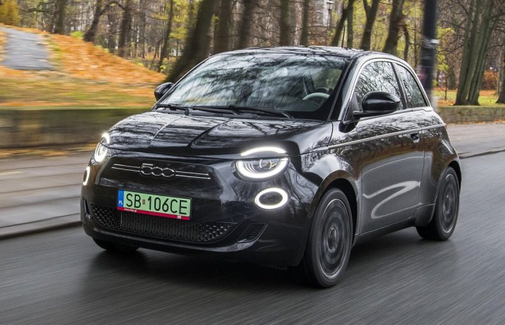 Fiat 500e 3+1 w ruchu przód i bok