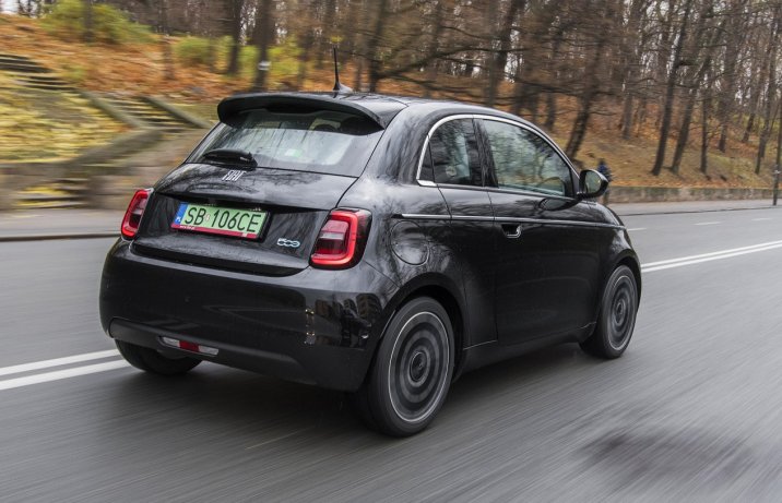 Fiat 500e 3+1 w ruchu tył i bok
