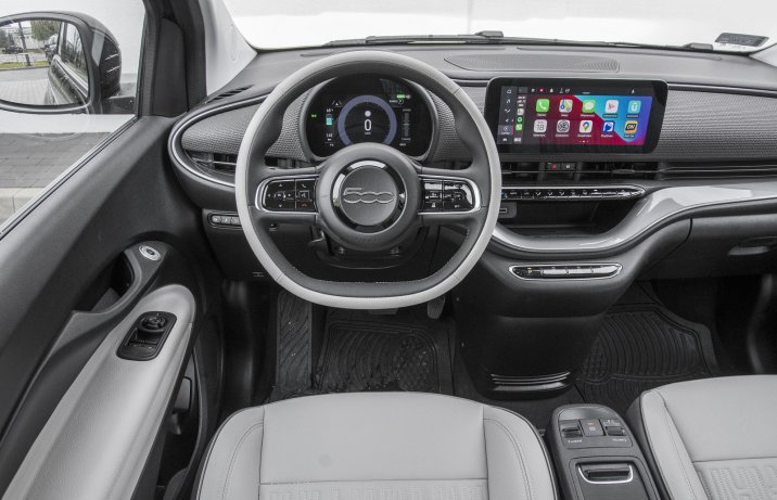 Fiat 500e 3+1 deska rozdzielcza