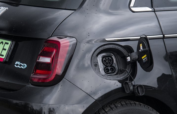 Fiat 500e 3+1 gniazdo ładowania