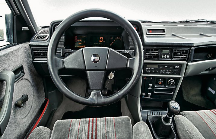 Opel Kadett E GSi – deska rozdzielcza