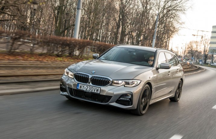 BMW 330i xDrive Touring w ruchu przód