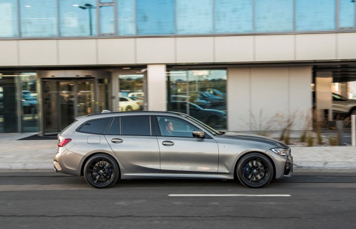 BMW 330i xDrive Touring bok