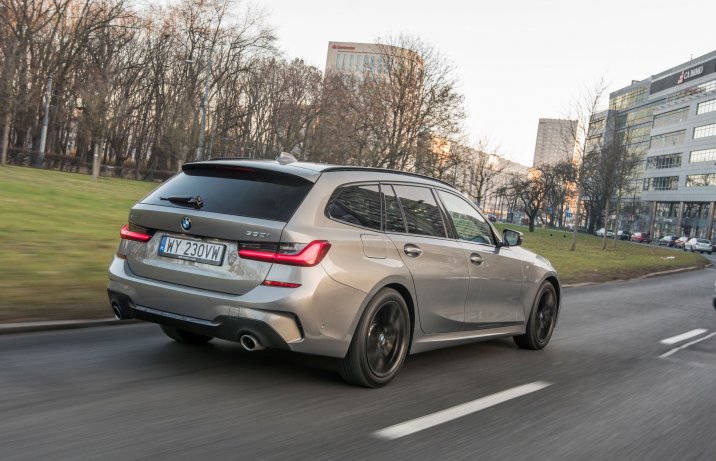 BMW 330i xDrive Touring w ruchu tył i bok