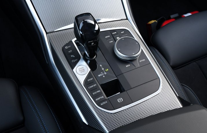 BMW 330i xDrive Touring – drążek automatu i przyciski sterowania