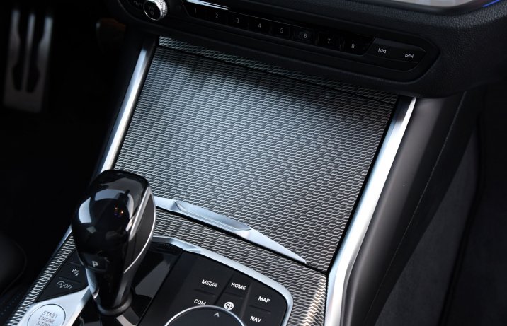 BMW 330i xDrive Touring – wykończenie przed dźwignią automatu