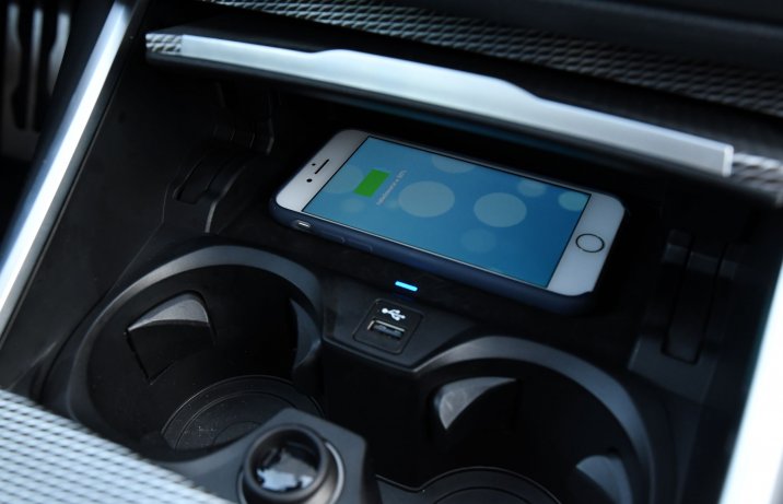 BMW 330i xDrive Touring – ładowarka indukcyjna i uchwyty na napoje