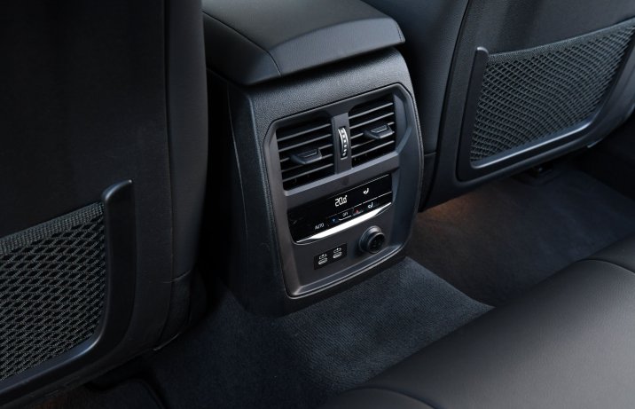 BMW 330i xDrive Touring  – gniazda i panel sterowania dla drugiego rzędu