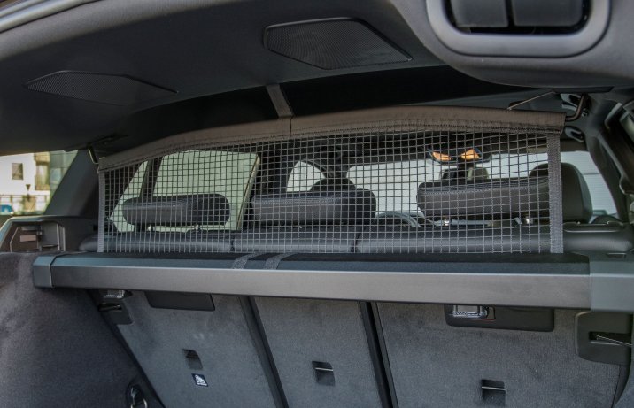 BMW 330i xDrive Touring – siatka oddzielająca przestrzeń bagażową.