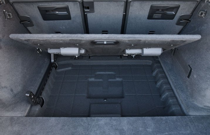 BMW 330i xDrive Touring – schowek w bagażniku