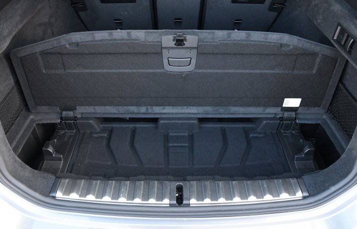 BMW 330i xDrive Touring – schowek w bagażniku z miejscem na roletę