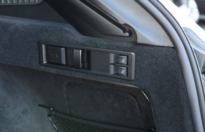 BMW 330i xDrive Touring – składanie oparć kanapy z bagażnika