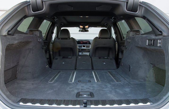 BMW 330i xDrive Touring – bagażnik ze złożonymi oparciami kanapy