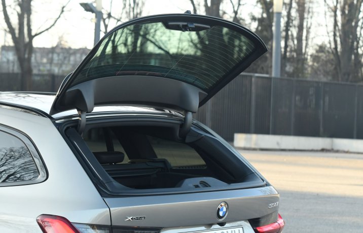 BMW 330i xDrive Touring – uniesiona szyba bagażnika