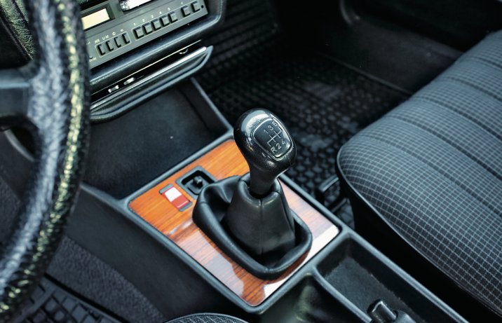Mercedes 190 W201 dźwignia zamiany biegów skrzyni manualnej