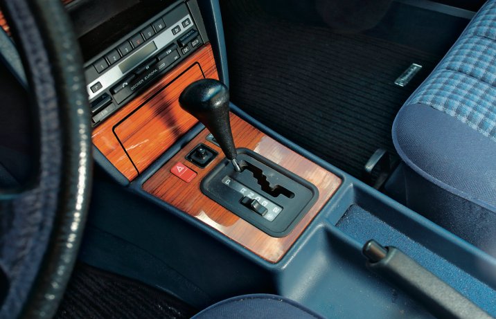Mercedes 190 W201 dźwignia zamiany biegów skrzyni automatycznej