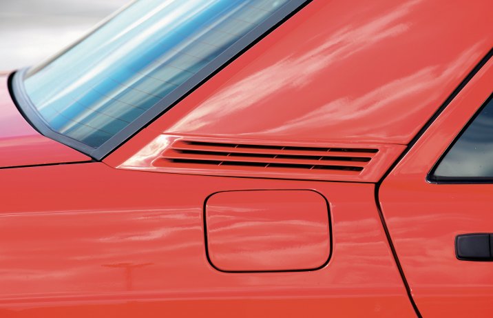 Mercedes 190 (W201) – wloty powietrza w słupku C