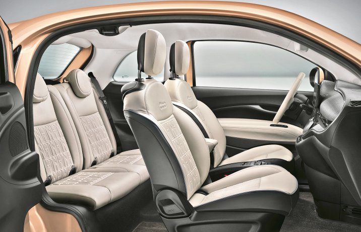 Fiat 500 3+1 – wnętrze z otwartymi drzwiami