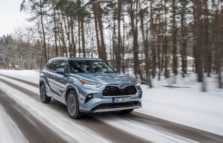 Toyota Highlander 2.5 Hybrid przód w ruchu na ośnieżonej drodze