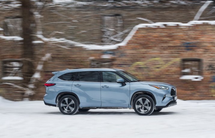 Toyota Highlander 2.5 Hybrid bok w ruchu na ośnieżonej drodze