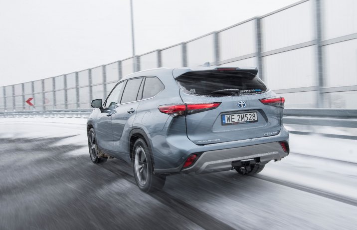 Toyota Highlander 2.5 Hybrid tył w ruchu na ośnieżonej drodze