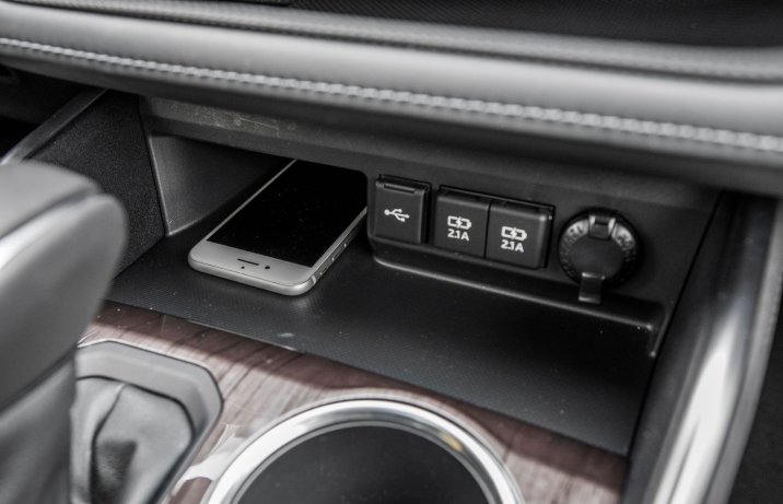 Toyota Highlander 2.5 Hybrid pólka w konsoli z gniazdami USB i 12 V