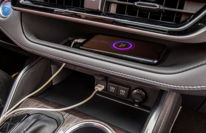 Toyota Highlander 2.5 Hybrid pólka w konsoli pod nawiewami powietrza