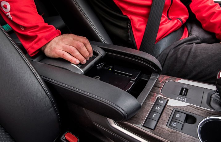 Toyota Highlander 2.5 Hybrid schowek pod podłokietnikiem