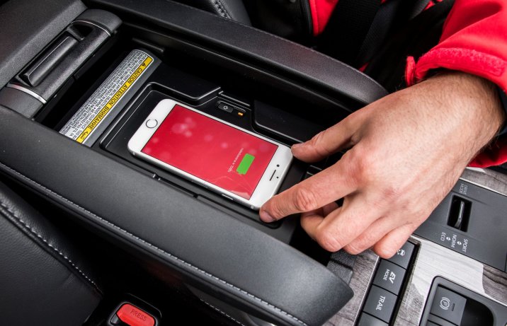 Toyota Highlander 2.5 Hybrid tacka w podłokietniku