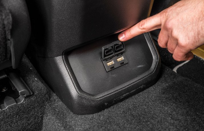 Toyota Highlander 2.5 Hybrid porty USB dla pasażerów drugiego rzędu