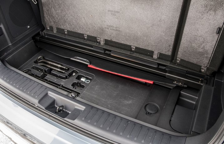 Toyota Highlander 2.5 Hybrid bagażnik wnęka pod podłogą