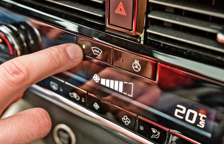 Nissan Qashqai 1.3 DIG-T MHEV Xtronic 4WD Tekna – przycisk ogrzewania przedniej szyby