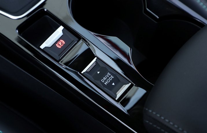 Peugeot 208 – przełącznik trybów jazdy i hamulec ręczny
